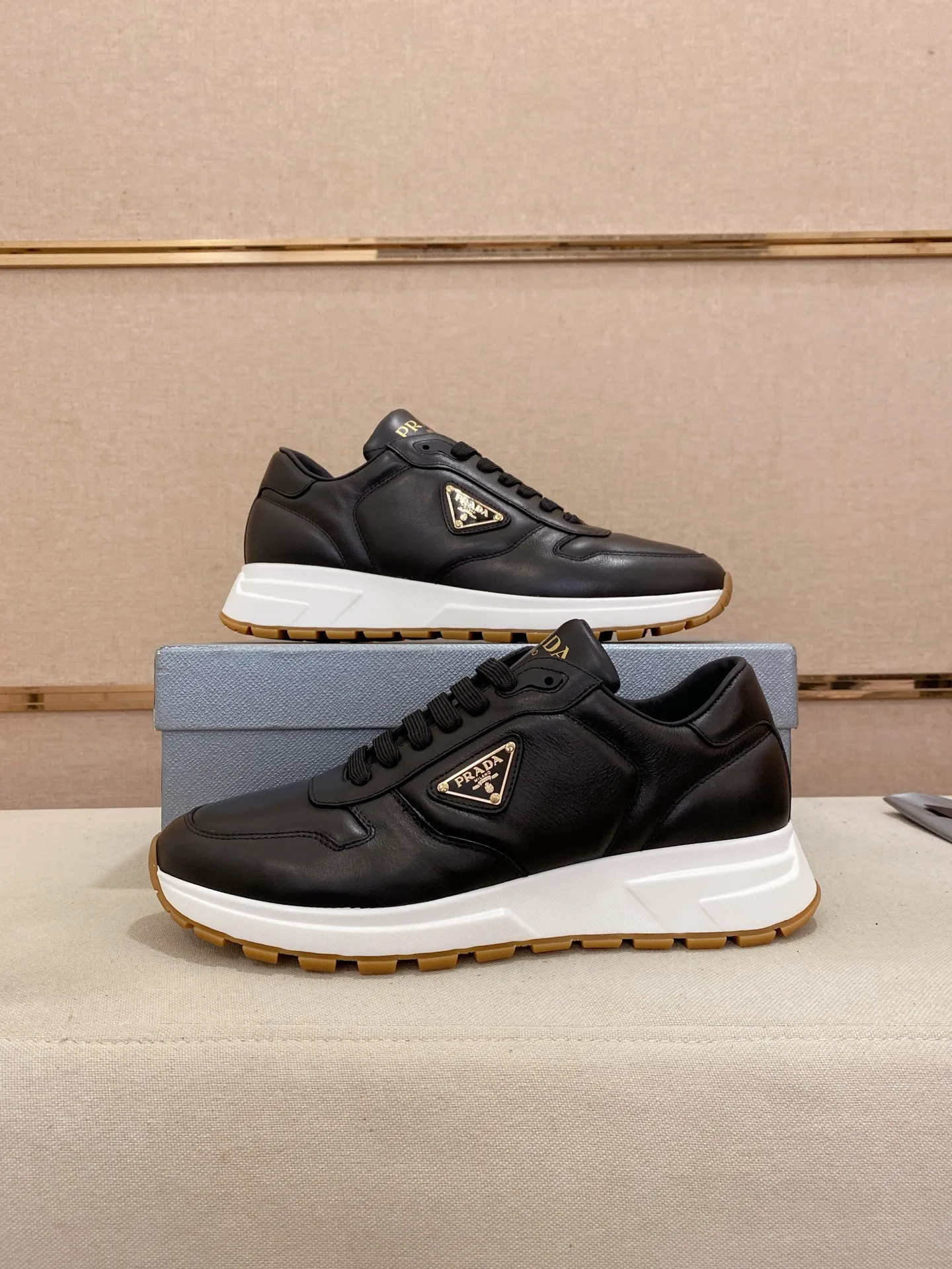 Factory price 540💰 ✔️✔️✔️High version High-quality new PRADA counters are on the market at the same time. The new men's shoes and 😘fabrics are selected from imported first-layer cowhide and are made by pure handcrafts. Lining: Full cowhide lining. 👍🏿 High-end ☄️ air-cushion molded anti-slip rubber outsole, exquisite lines, simple and elegant, comfortable and high-end for leisure travel. Code number: 38 to 44